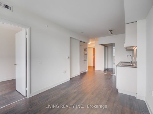 308W - 27 Bathurst St