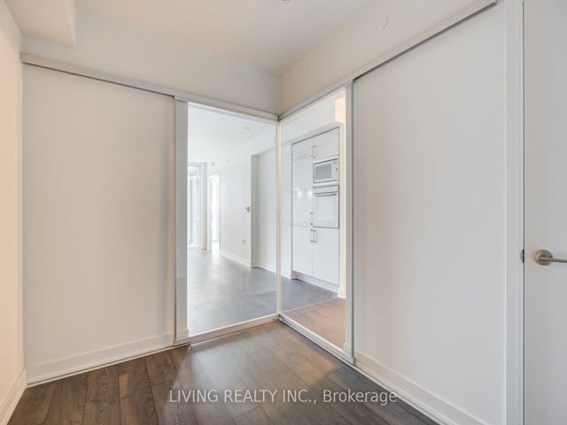 308W - 27 Bathurst St