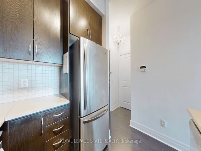 702 - 20 Gothic Ave