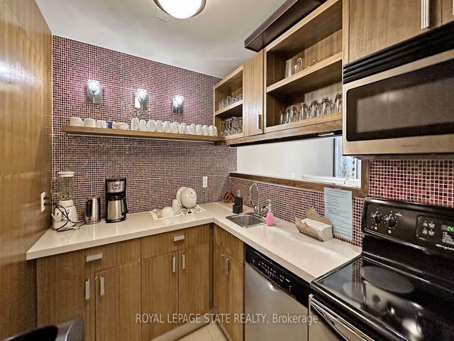 702 - 20 Gothic Ave