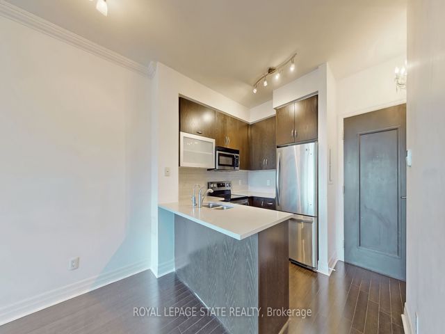 702 - 20 Gothic Ave