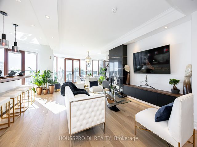 318 - 2095 Lake Shore Blvd W