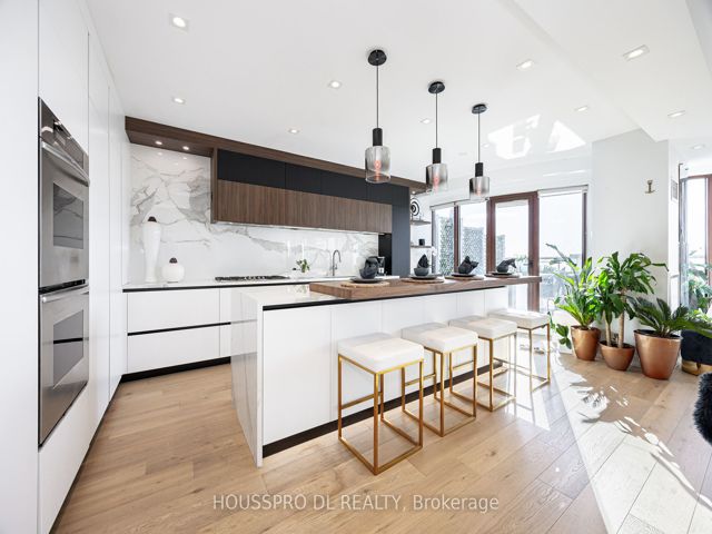 318 - 2095 Lake Shore Blvd W