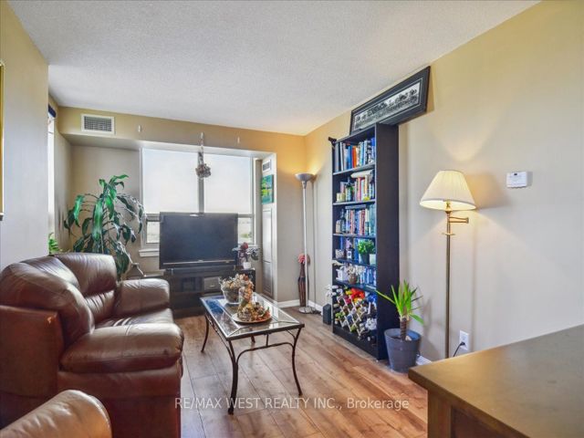 1112 - 4 Elsinore Path S