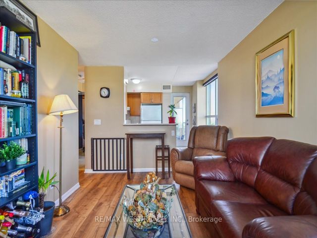 1112 - 4 Elsinore Path S