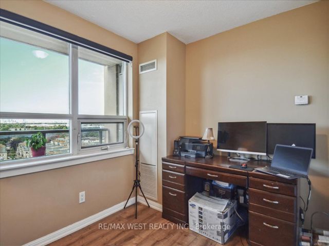 1112 - 4 Elsinore Path S