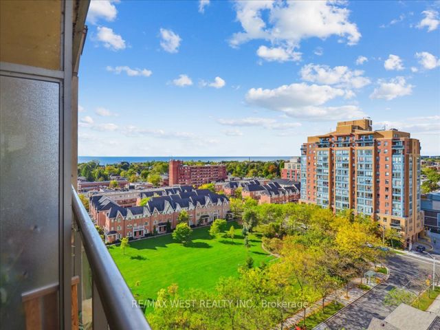 1112 - 4 Elsinore Path S