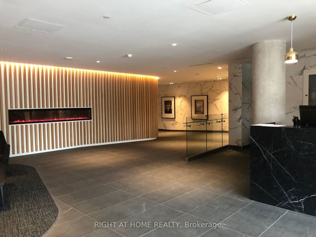 1409 - 160 Flemington Rd