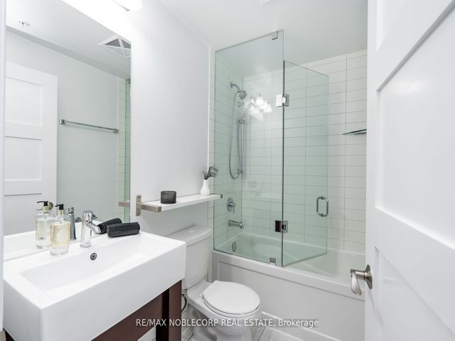 805 - 840 Queens Plate Dr