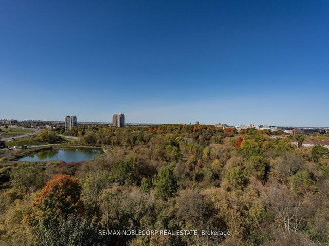 805 - 840 Queens Plate Dr