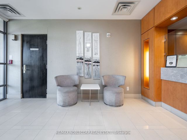 805 - 840 Queens Plate Dr