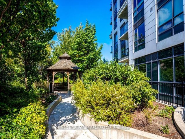 805 - 840 Queens Plate Dr