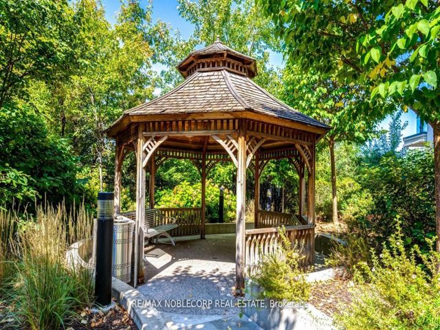 805 - 840 Queens Plate Dr
