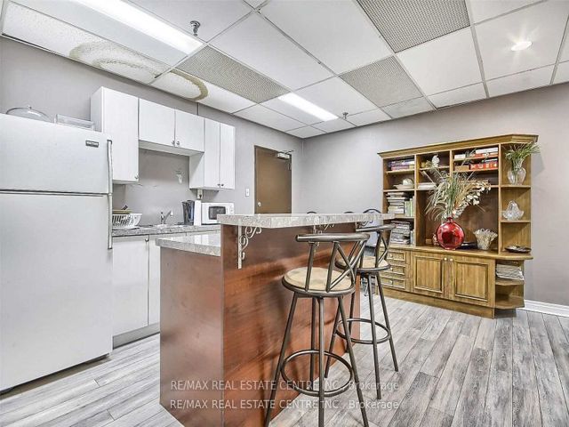 704/Ph4 - 3621 Lakeshore Blvd W