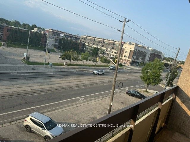 704/Ph4 - 3621 Lakeshore Blvd W