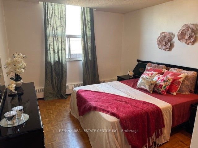 704/Ph4 - 3621 Lakeshore Blvd W