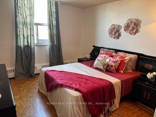 704/Ph4 - 3621 Lakeshore Blvd W
