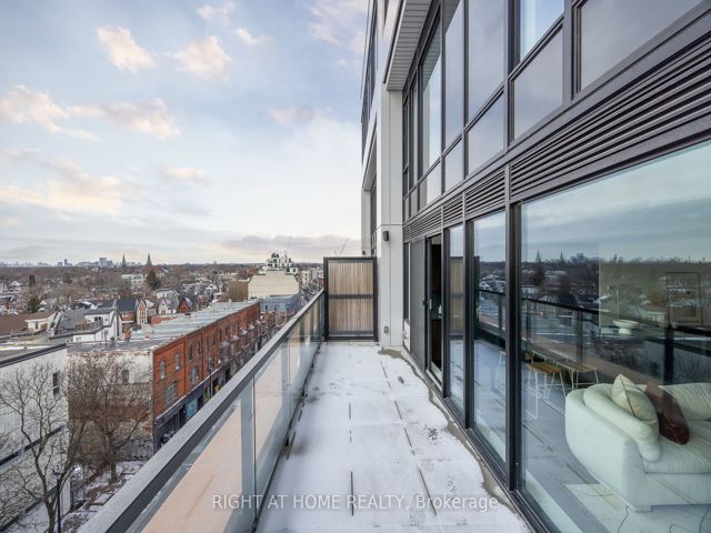 607 - 2720 Dundas St W