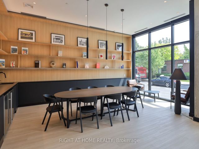 607 - 2720 Dundas St W