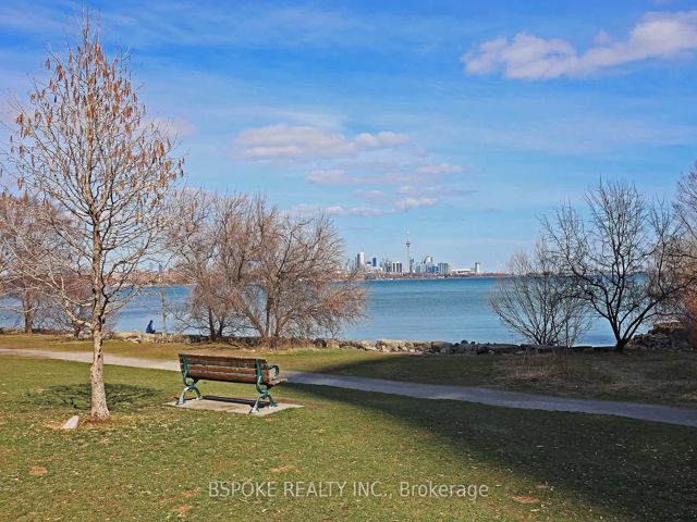 807 - 70 Annie Craig Dr