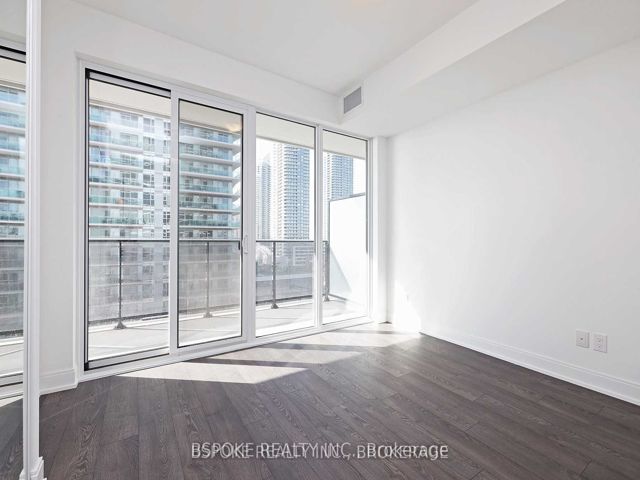807 - 70 Annie Craig Dr