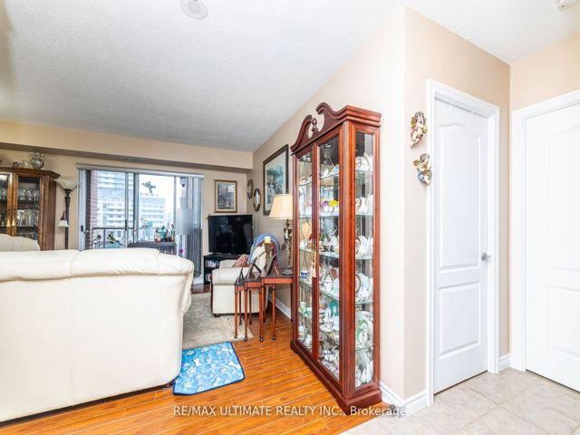 612 - 2088 Lawrence Ave W