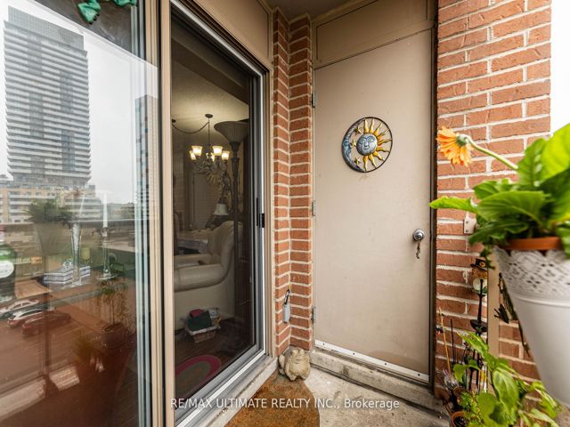 612 - 2088 Lawrence Ave W
