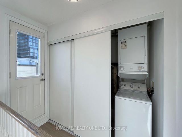 1019 - 18 Laidlaw St