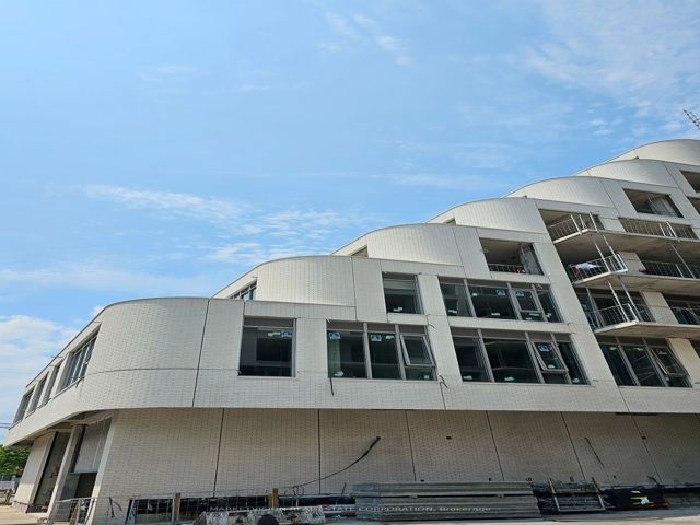 202 - 689 The Queensway