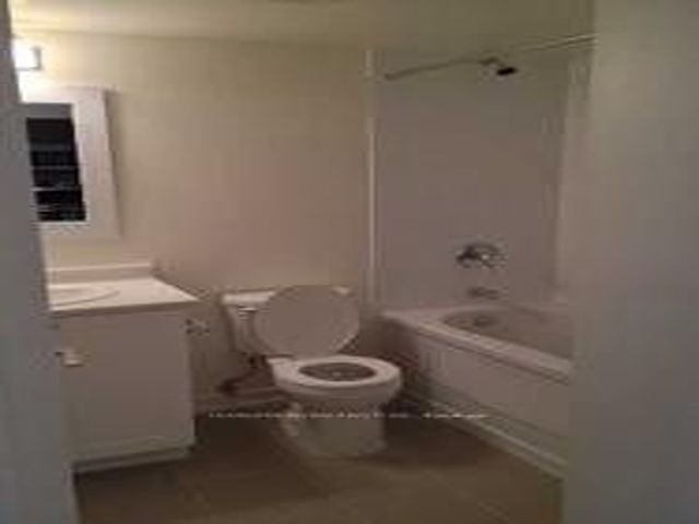 422 - 812 Lansdowne Ave