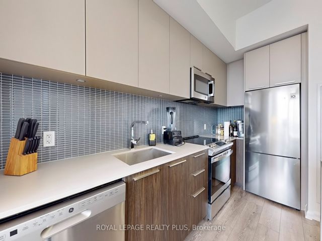 805 - 4208 Dundas St W
