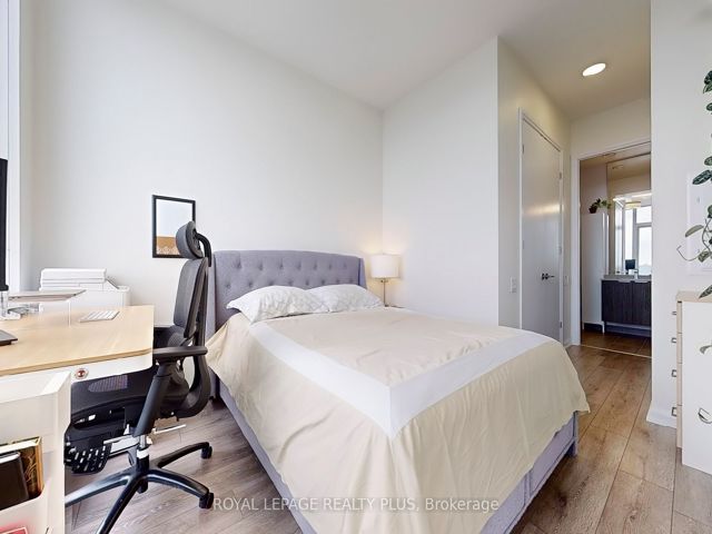 805 - 4208 Dundas St W