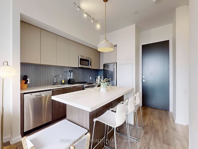805 - 4208 Dundas St W