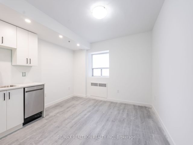 112 - 1524 Lawrence Ave