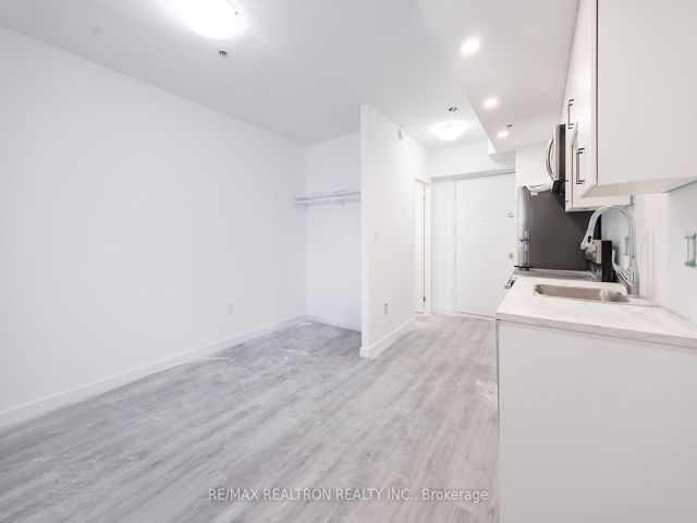 112 - 1524 Lawrence Ave