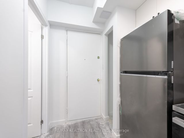 112 - 1524 Lawrence Ave