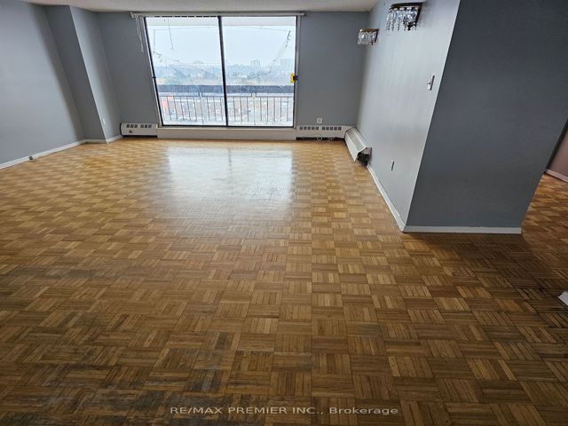 # 811 - 4673 Jane St