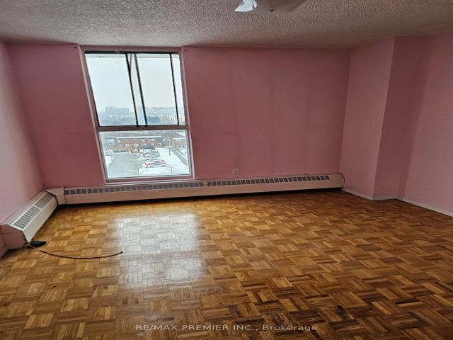 # 811 - 4673 Jane St