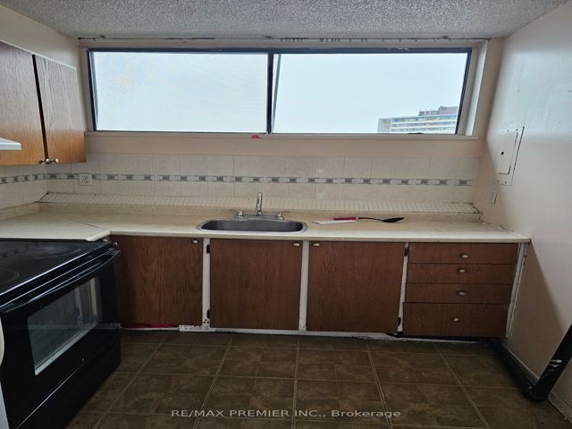# 811 - 4673 Jane St