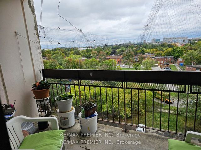 # 811 - 4673 Jane St