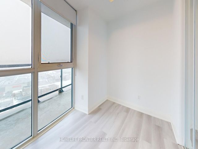 2004 - 1461 Lawrence Ave W