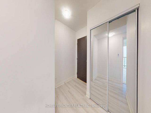 2004 - 1461 Lawrence Ave W