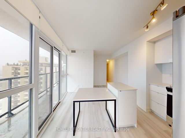 2004 - 1461 Lawrence Ave W