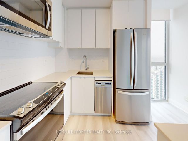 2004 - 1461 Lawrence Ave W