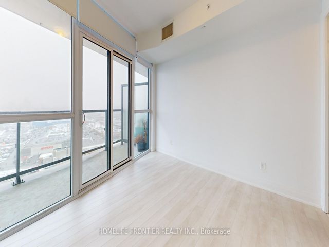 2004 - 1461 Lawrence Ave W