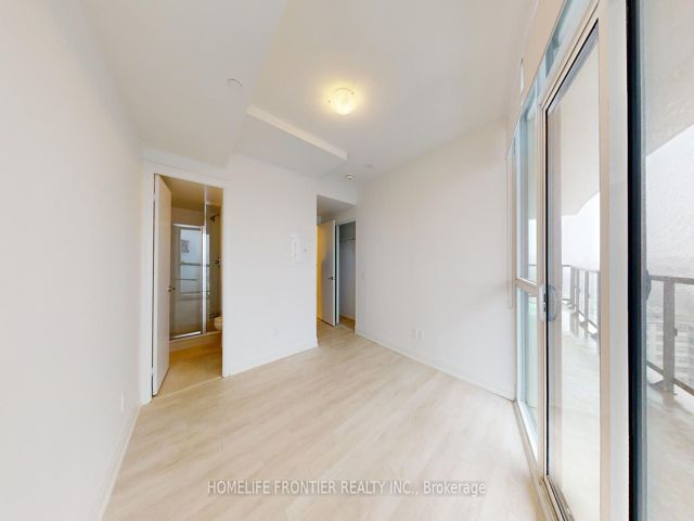 2004 - 1461 Lawrence Ave W