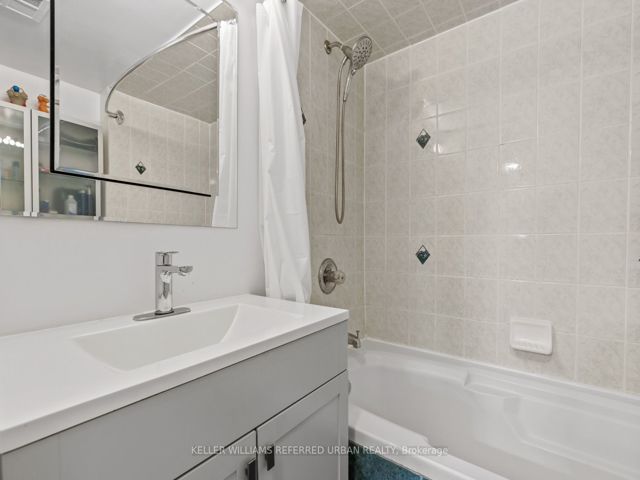 225 - 760 Lawrence Ave W