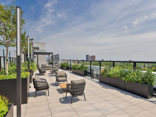 512 - 2720 Dundas St W