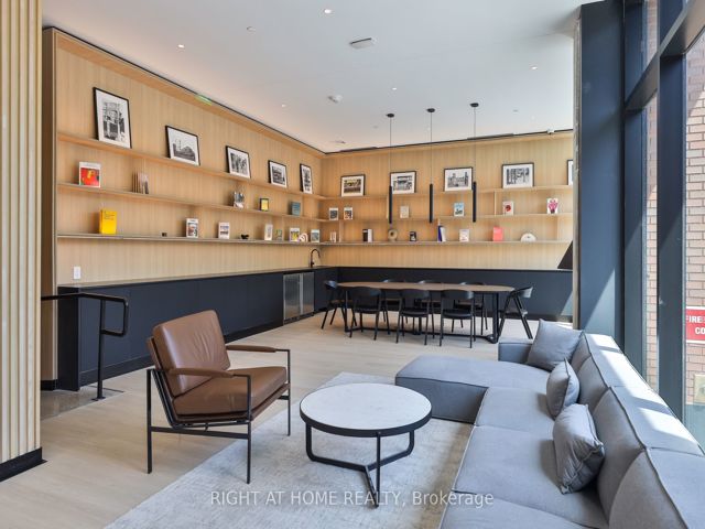 512 - 2720 Dundas St W