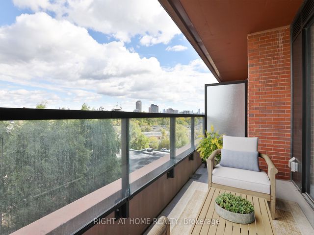 512 - 2720 Dundas St W